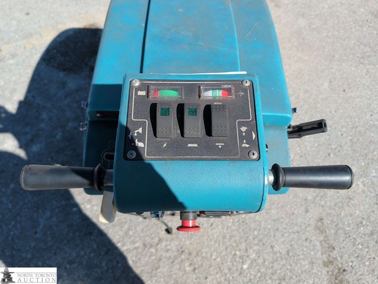 non-operable-tennant-2550-floor-scrubber-image-13