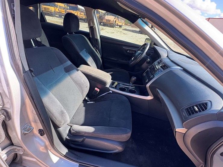 2015-nissan-altima-4-door-sedan-(270,918-miles)-image-12