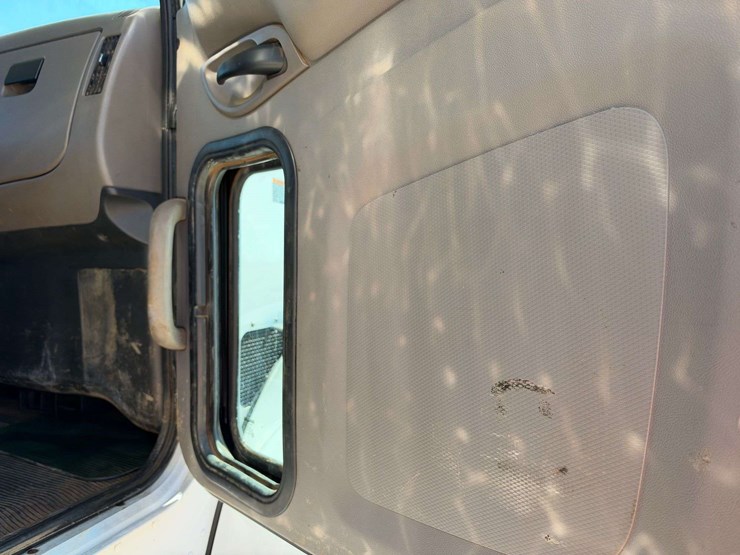 2021-peterbilt-348-image-16
