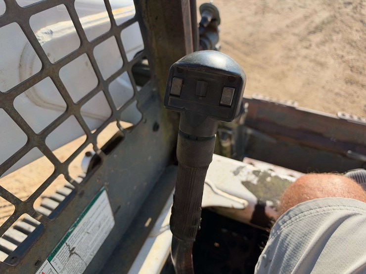 2005-bobcat-t300-image-13