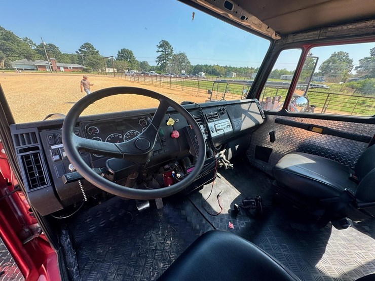 2001-freightliner-fl80-image-11