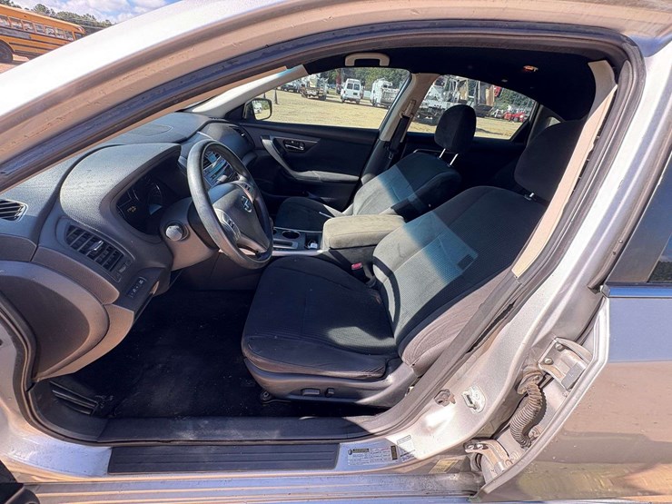2015-nissan-altima-4-door-sedan-(270,918-miles)-image-8