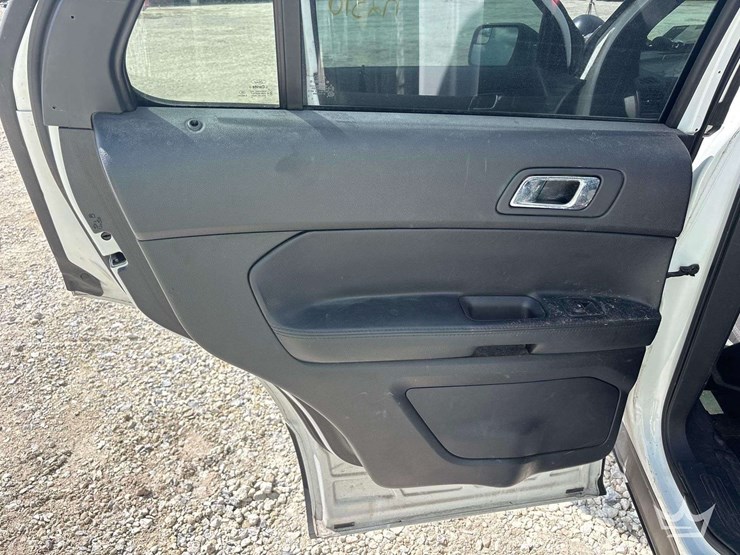 2016-ford-explorer-image-19
