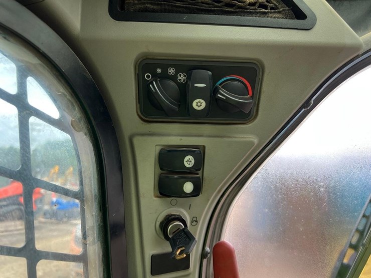 2015-caterpillar-289d-image-18