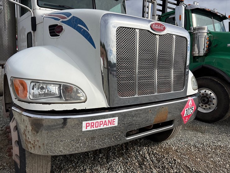 2007-peterbilt-335-image-14
