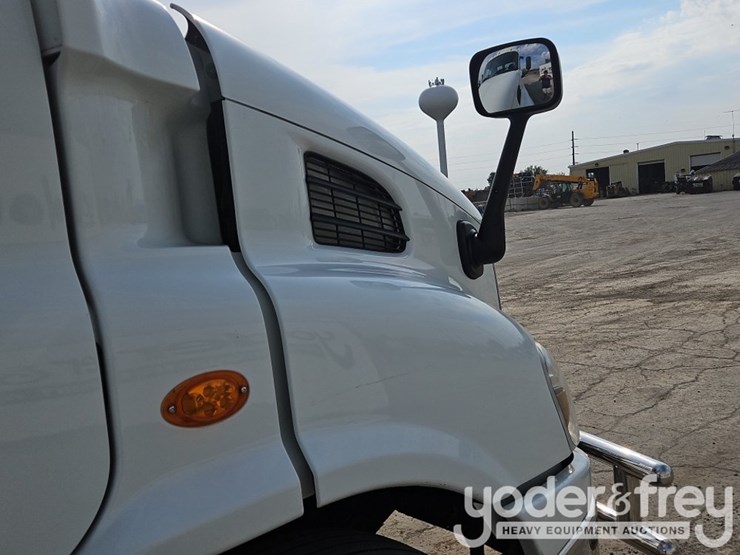 2017-freightliner-cascadia-113-image-23