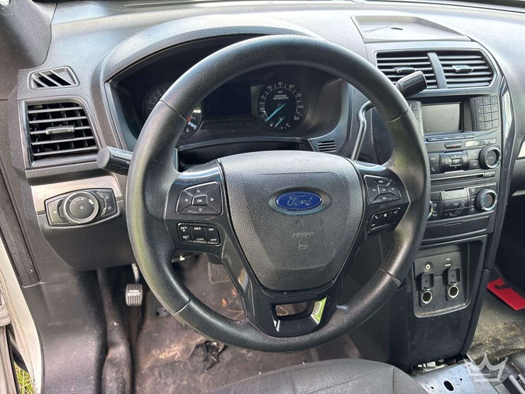 2016-ford-explorer-image-13