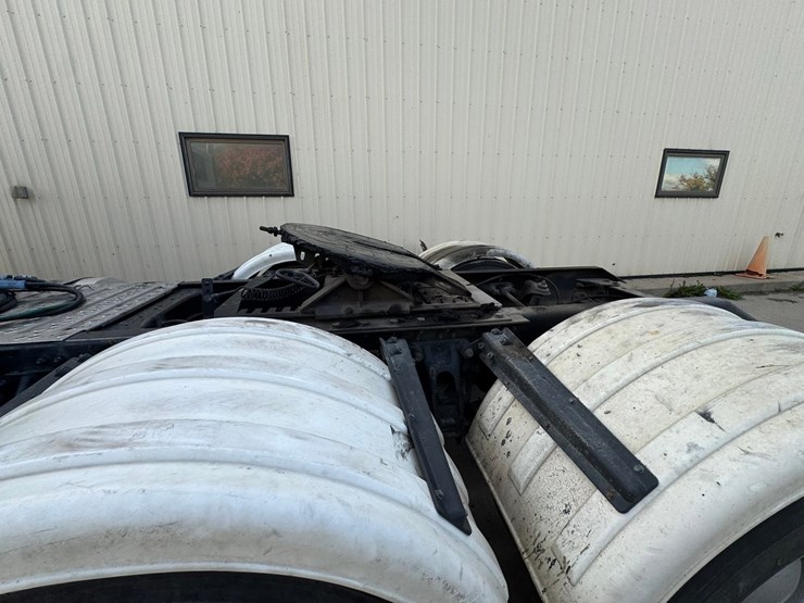 2022-kenworth-t680-image-18