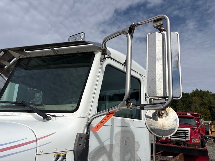 2007-peterbilt-335-image-10