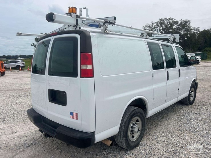 2017-chevrolet-express-g2500-image-3