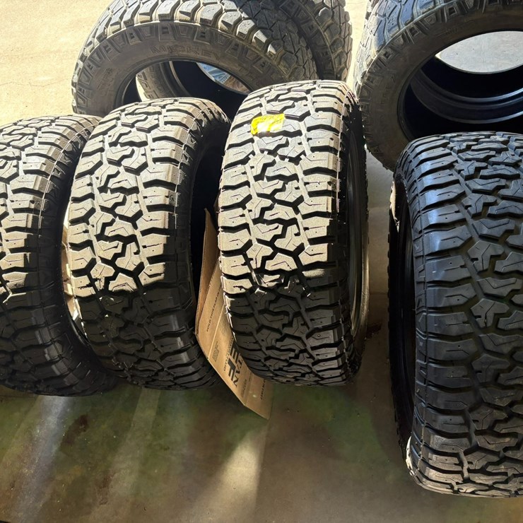#42067 • Lot of (4) 275/60R20 Tires