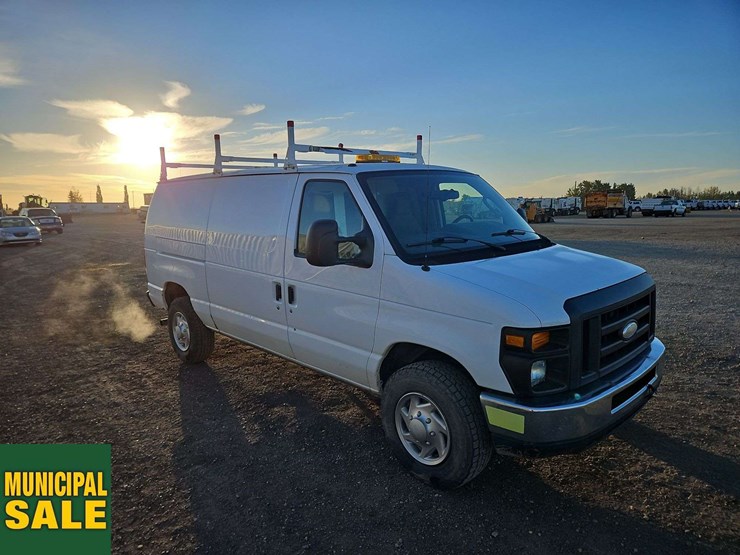 2014-ford-cargo-image-2