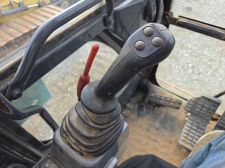 2017-deere-245g-lc-image-59