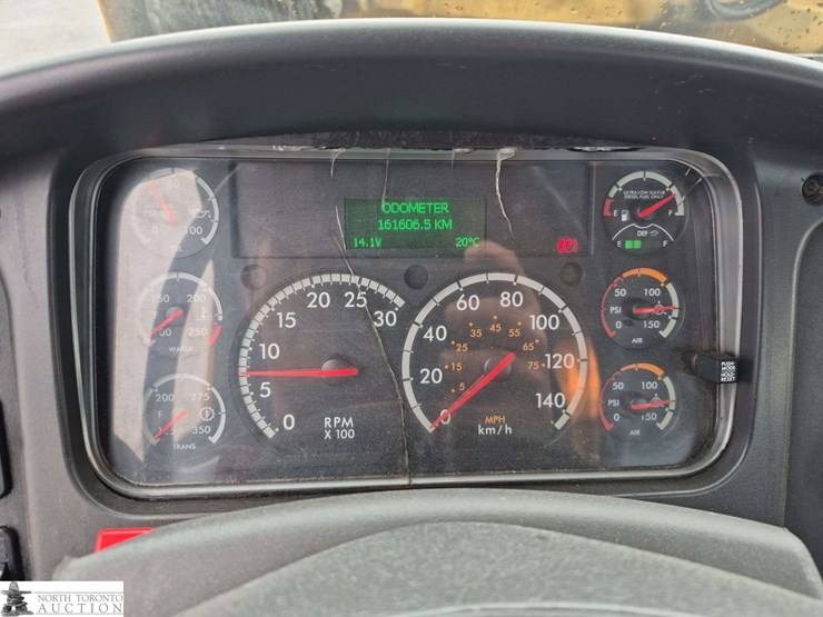 2018-freightliner-m2-106-image-13