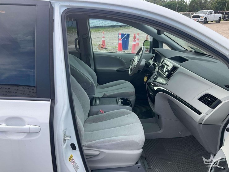 2013-toyota-sienna-image-14
