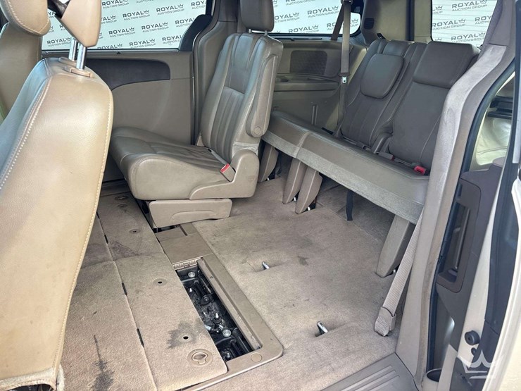 2014-chrysler-town-&-country-image-19