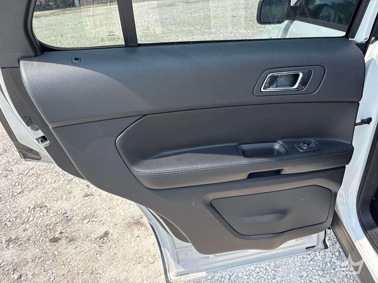 2016-ford-explorer-image-16
