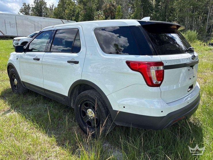 2016-ford-explorer-image-4
