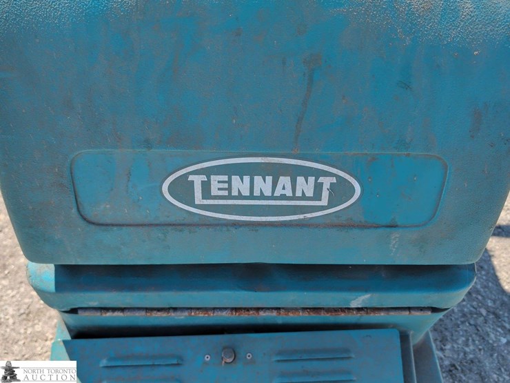 non-operable-tennant-2550-floor-scrubber-image-10