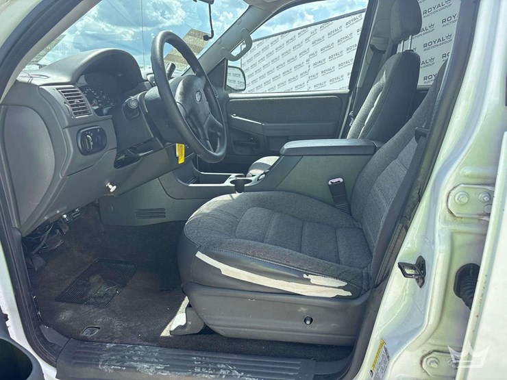 2005-ford-explorer-image-13