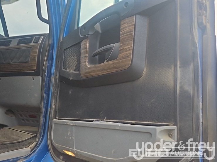 2019-freightliner-122sd-image-53