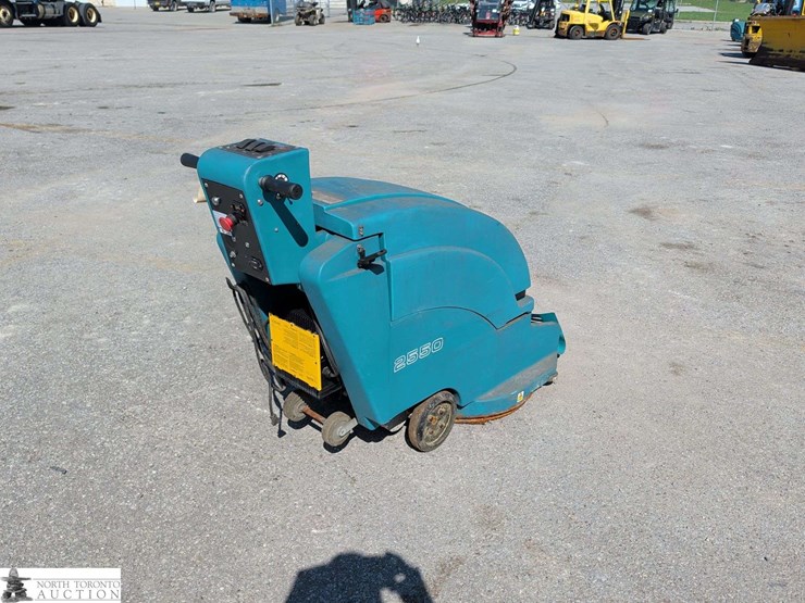 non-operable-tennant-2550-floor-scrubber-image-5