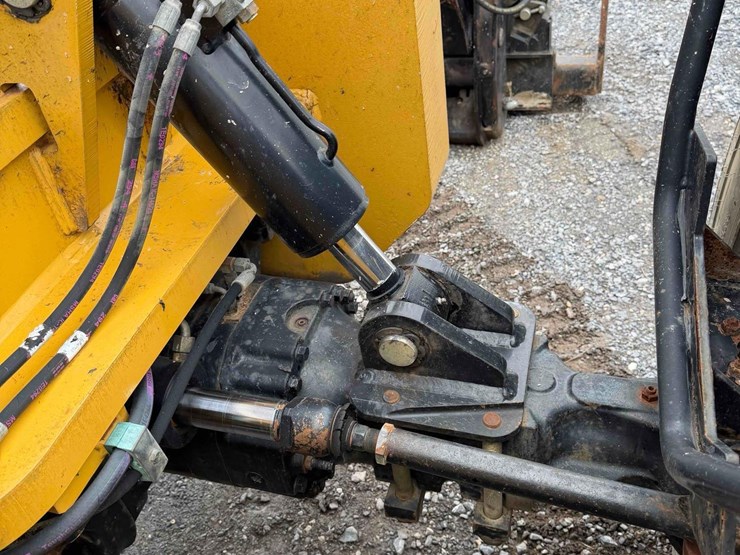 2013-caterpillar-tl943c-image-11