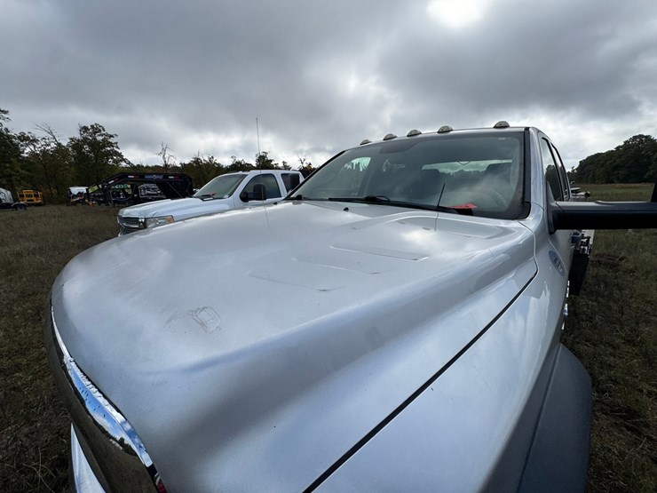 #1941-•-2017-ram-5500-cab-&-chassis-image-10