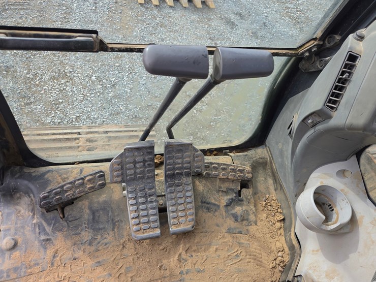 2017-deere-245g-lc-image-65