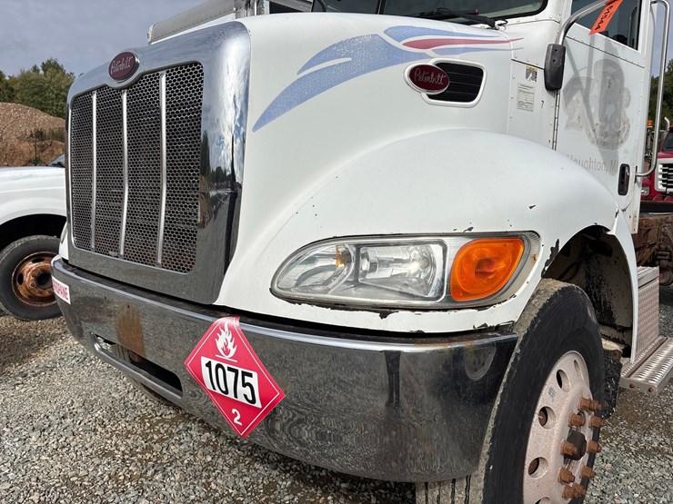 2007-peterbilt-335-image-9