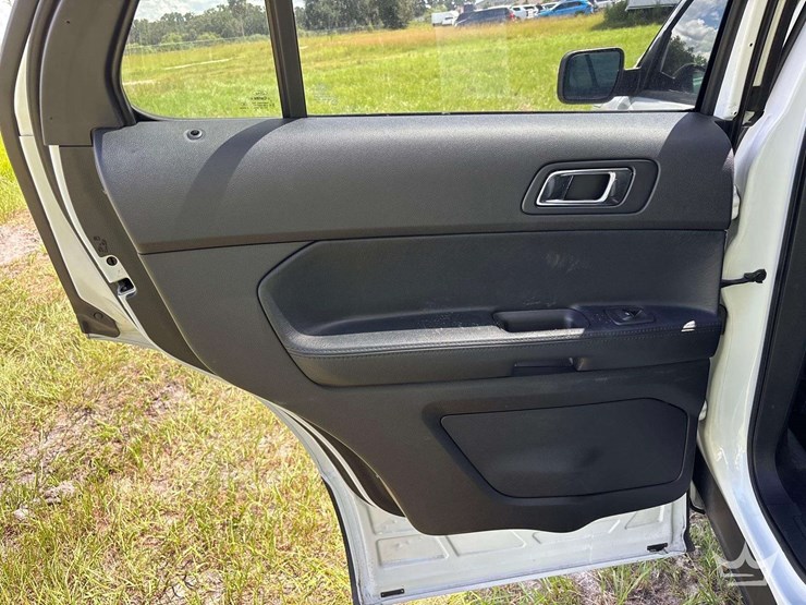 2016-ford-explorer-image-22