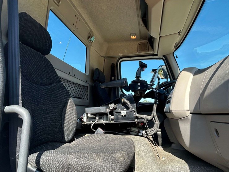2015-peterbilt-220-image-58