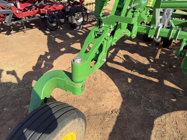 2023-john-deere-2430-image-9