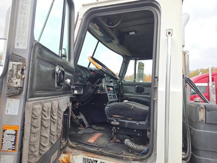 2000-mack-ch613-image-37