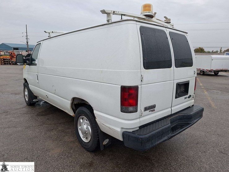 2012-ford-cargo-image-7