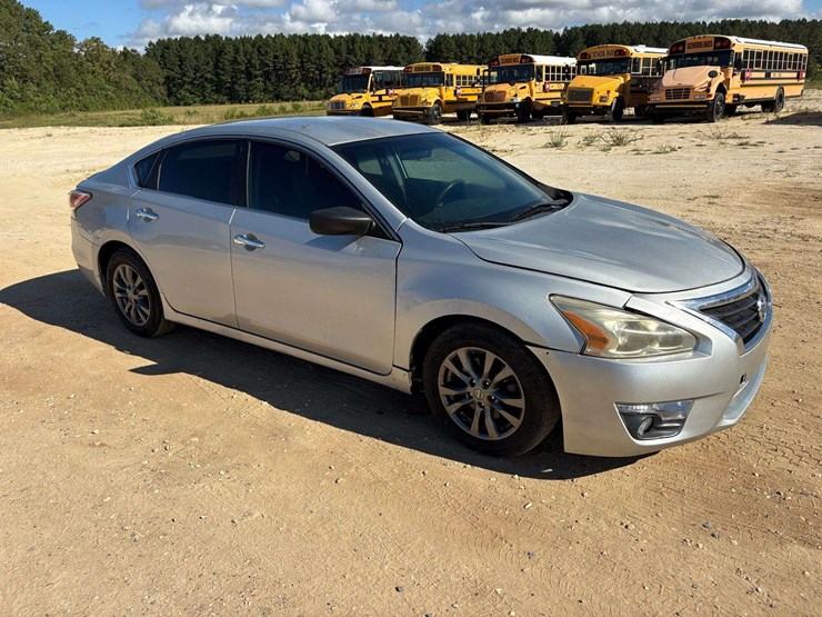 2015-nissan-altima-4-door-sedan-(270,918-miles)-image-4
