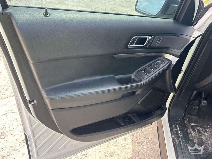 2017-ford-explorer-image-11