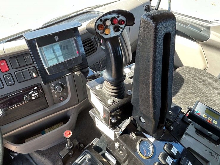 2015-peterbilt-220-image-40