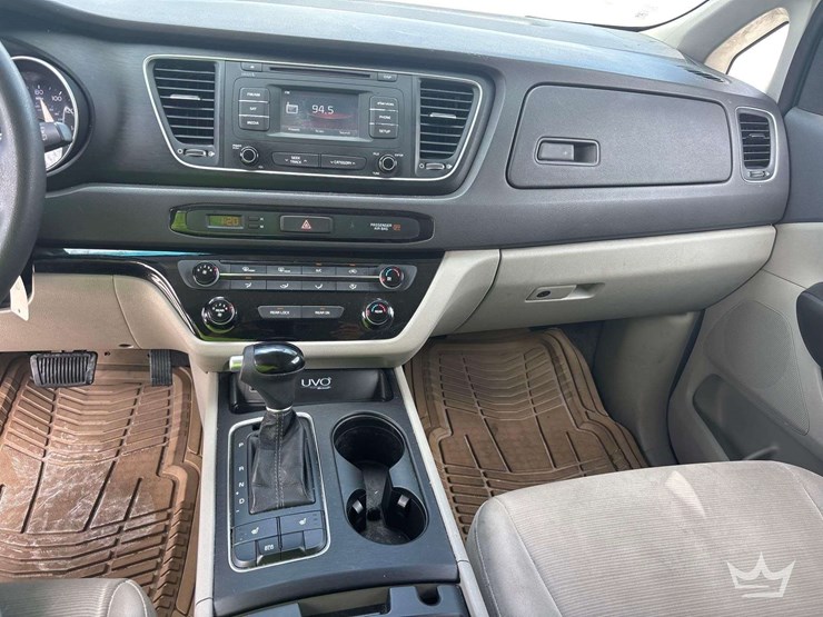 2015-kia-sedona-image-12