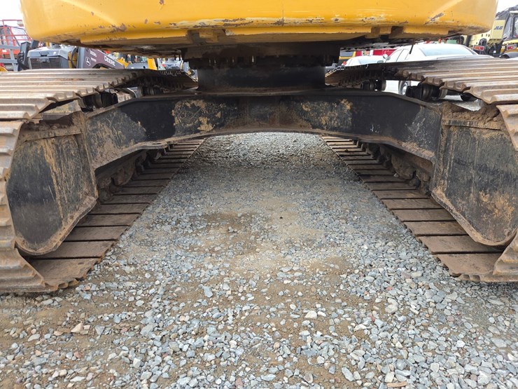 2017-deere-245g-lc-image-46