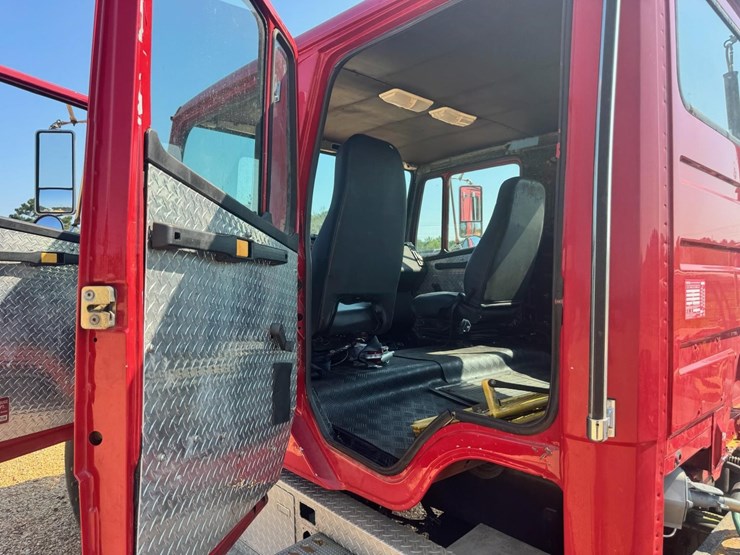 2001-freightliner-fl80-image-13
