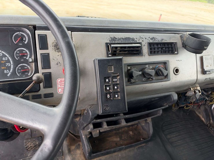 2003-freightliner-fl70-image-13