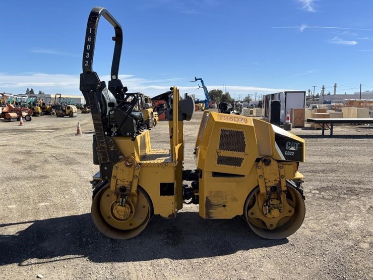 2013-caterpillar-cb22-image-7