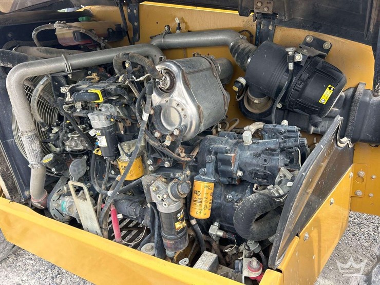 2019-caterpillar-th514d-image-11