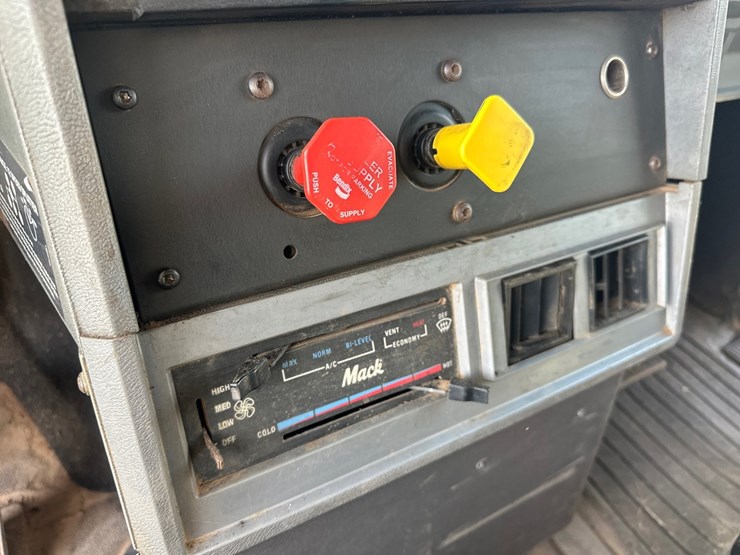 1994-mack-cl713-image-33