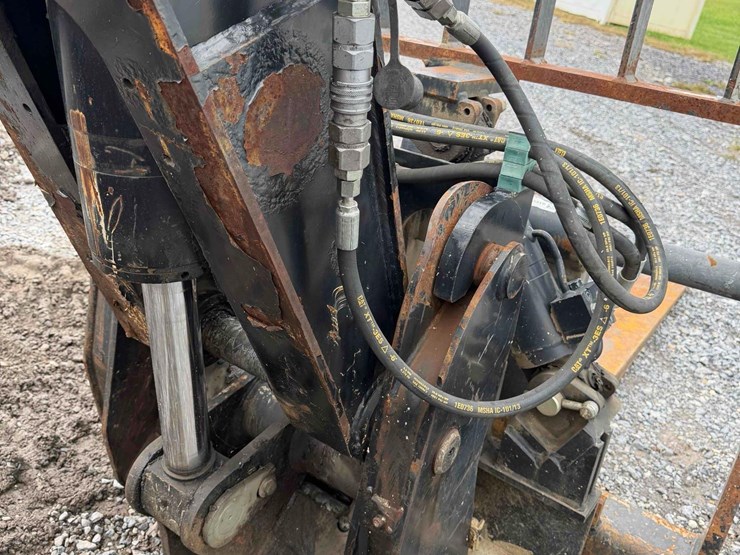 2013-caterpillar-tl943c-image-10