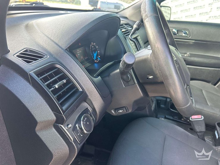 2016-ford-explorer-image-15