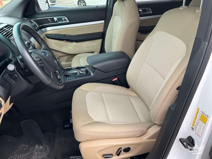 2017-ford-explorer-image-18
