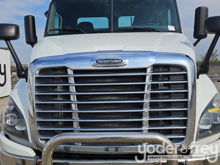 2017-freightliner-cascadia-113-image-25