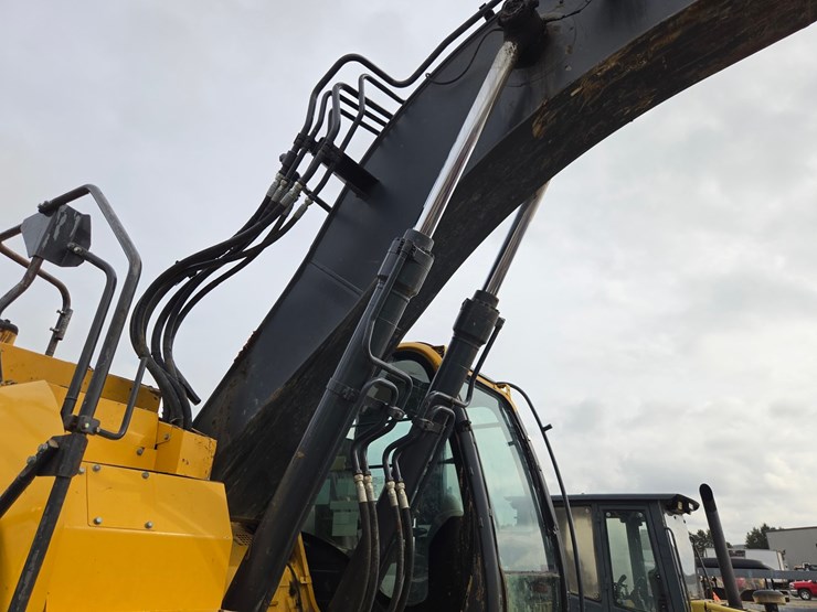 2017-deere-245g-lc-image-23